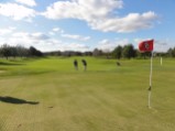 Wind holds the flag on the 5th